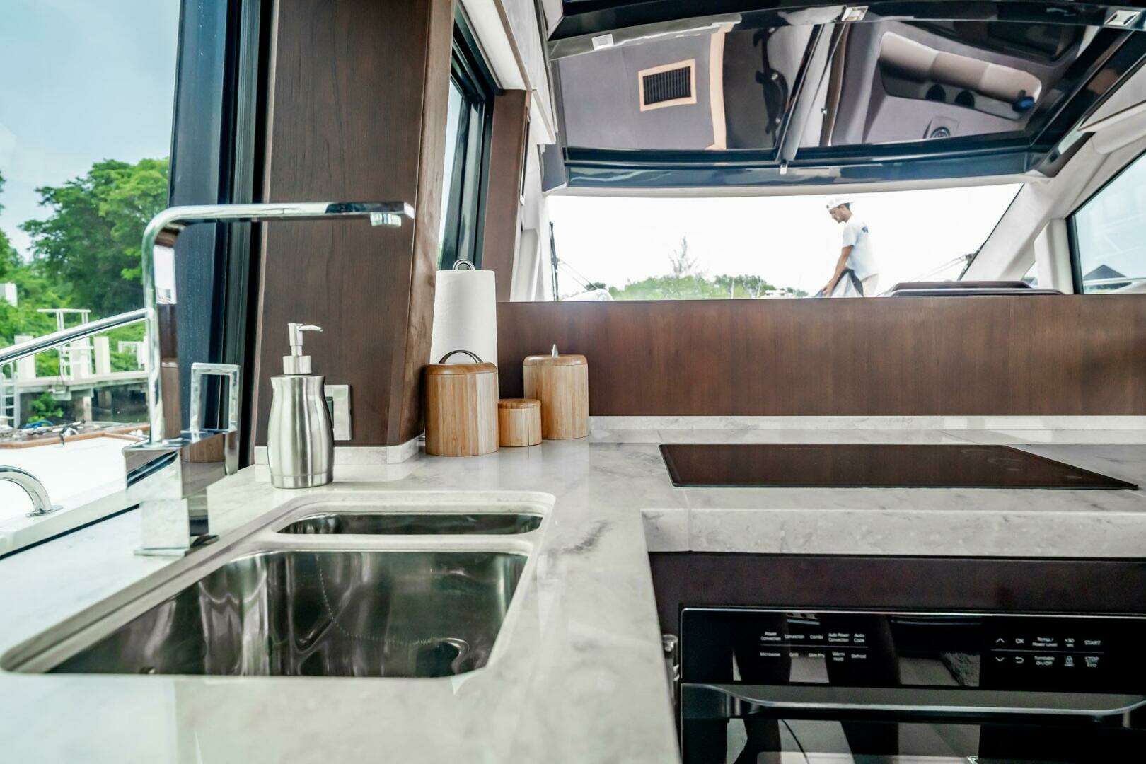 2017 Galeon 510 Skybridge - Image 13
