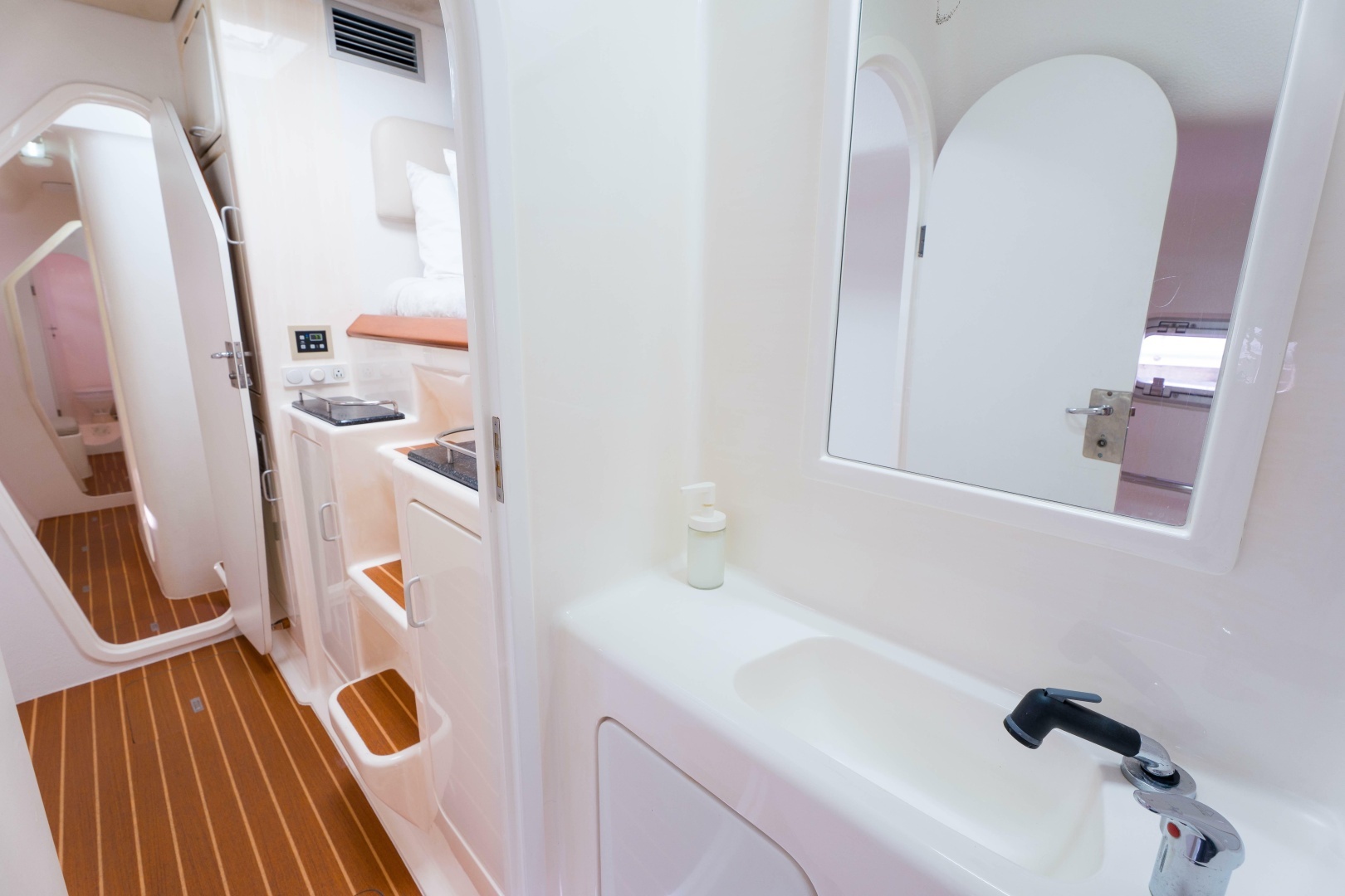 2011 Voyage Yachts 520 - Image 40