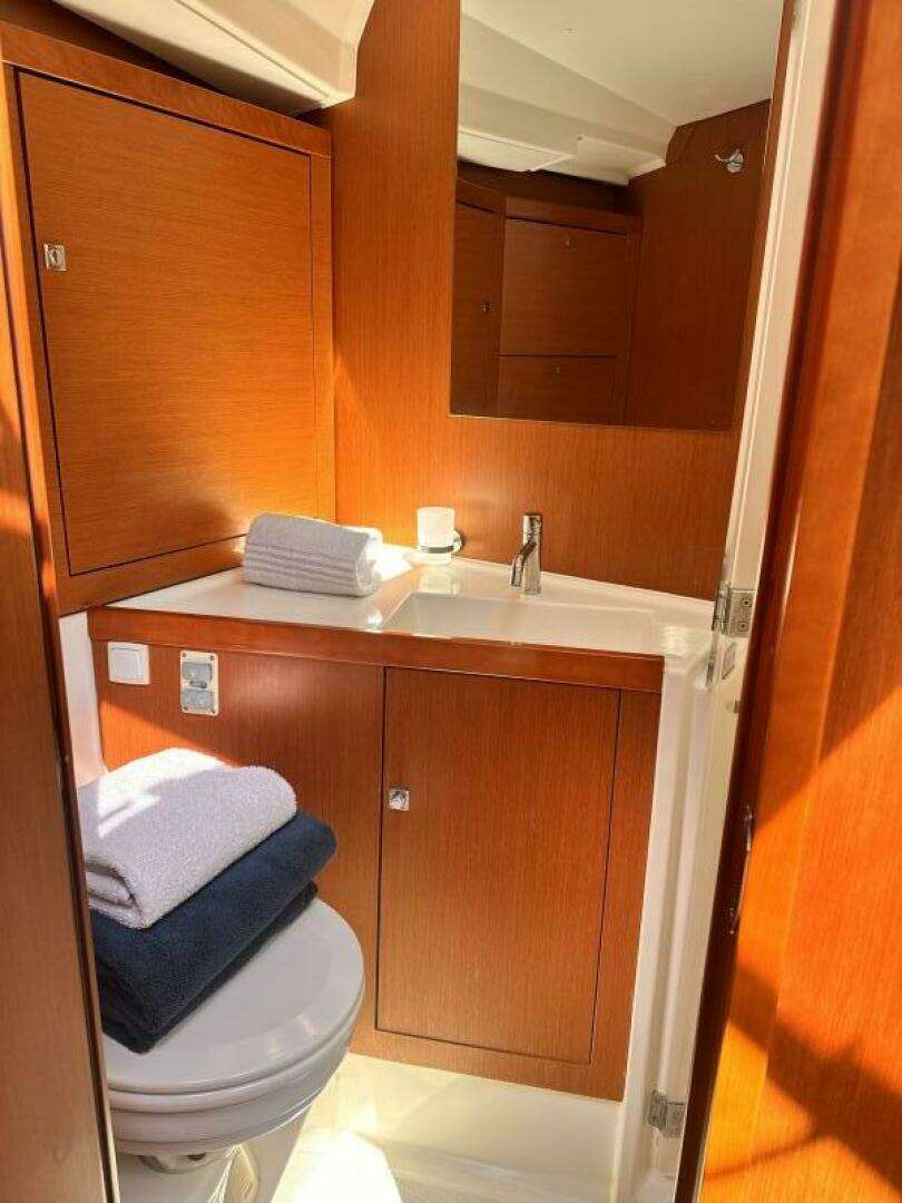 2016 Beneteau Oceanis 45 - Image 47