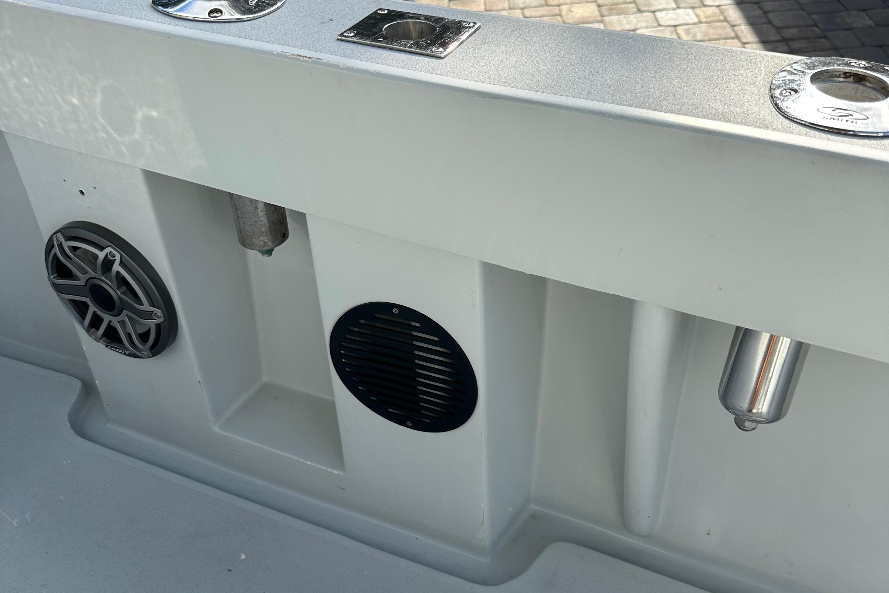 2004 SeaVee Center Console boat interior with speakers and metal fixtures.