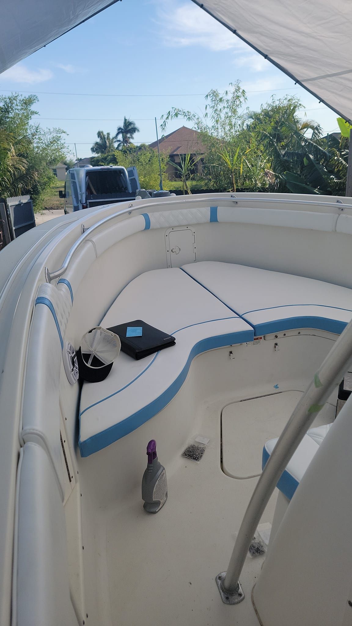 Interior view of a 2005 Hydra-Sports Vector 2800 CC boat.