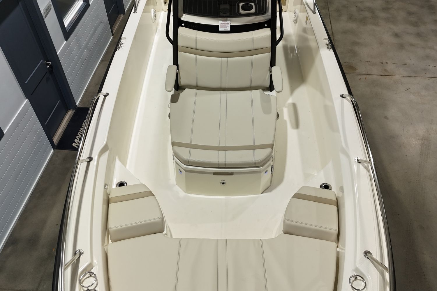 2026 Boston Whaler 250 Dauntless - 19