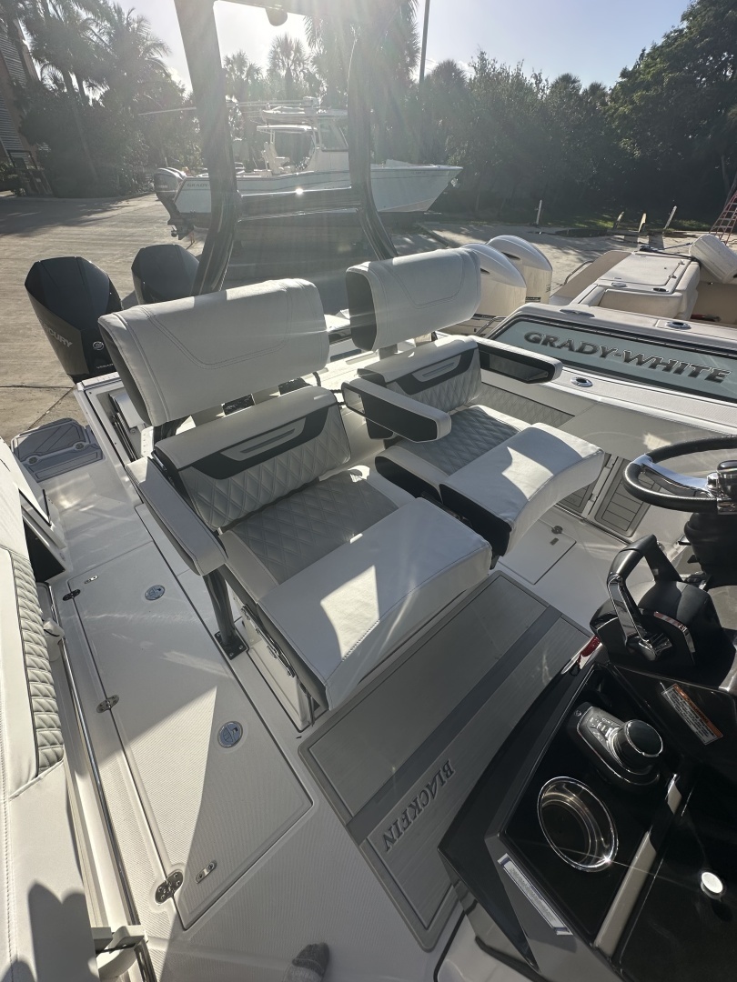 2025 Blackfin 272 CC - Image 17
