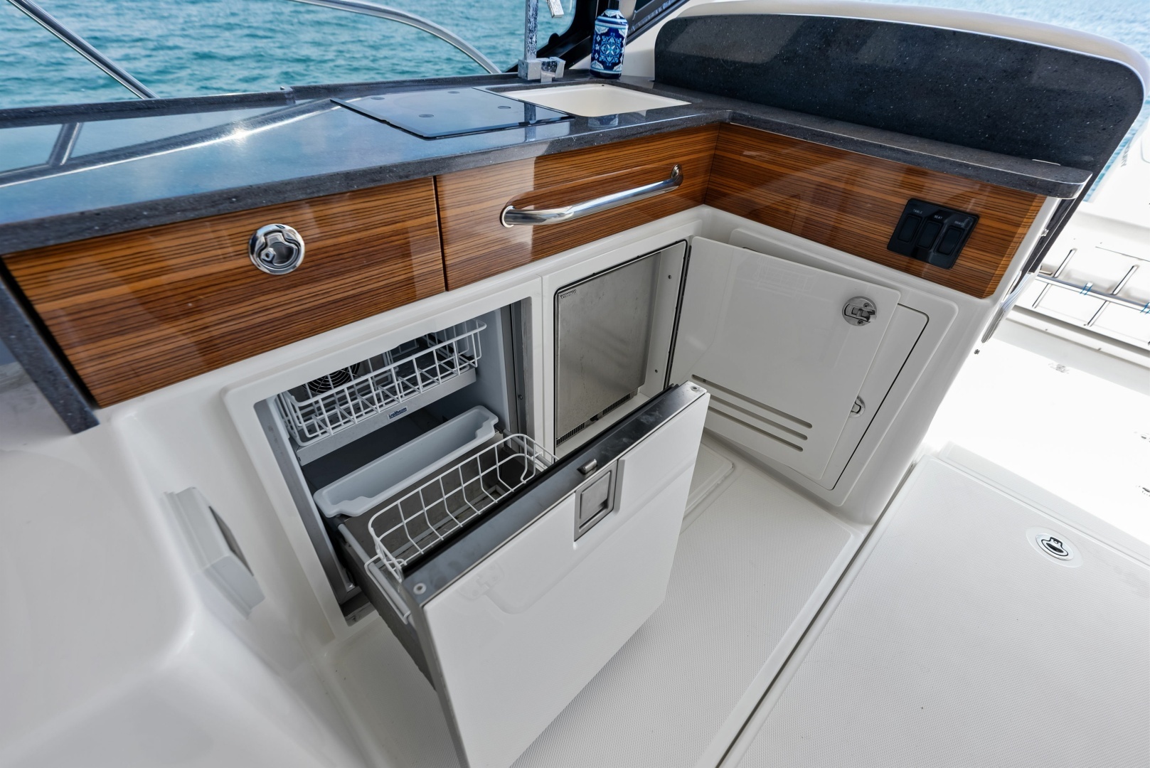 2023 Boston Whaler 405 Conquest - Image 25