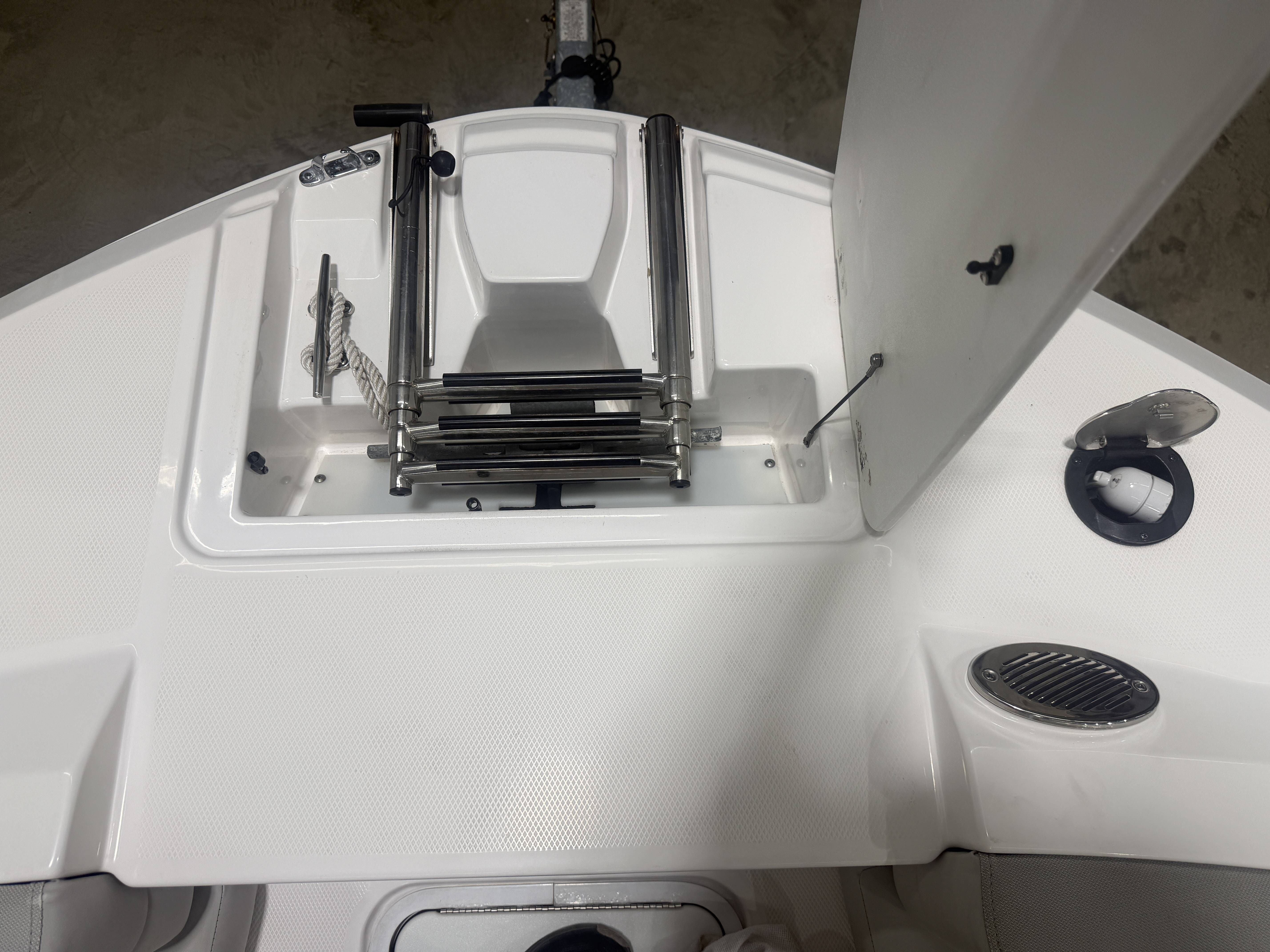 2023 Hurricane SunDeck 235 OB - 23