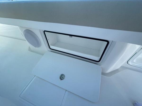 2026 Mag Bay 43 Center Console - 98