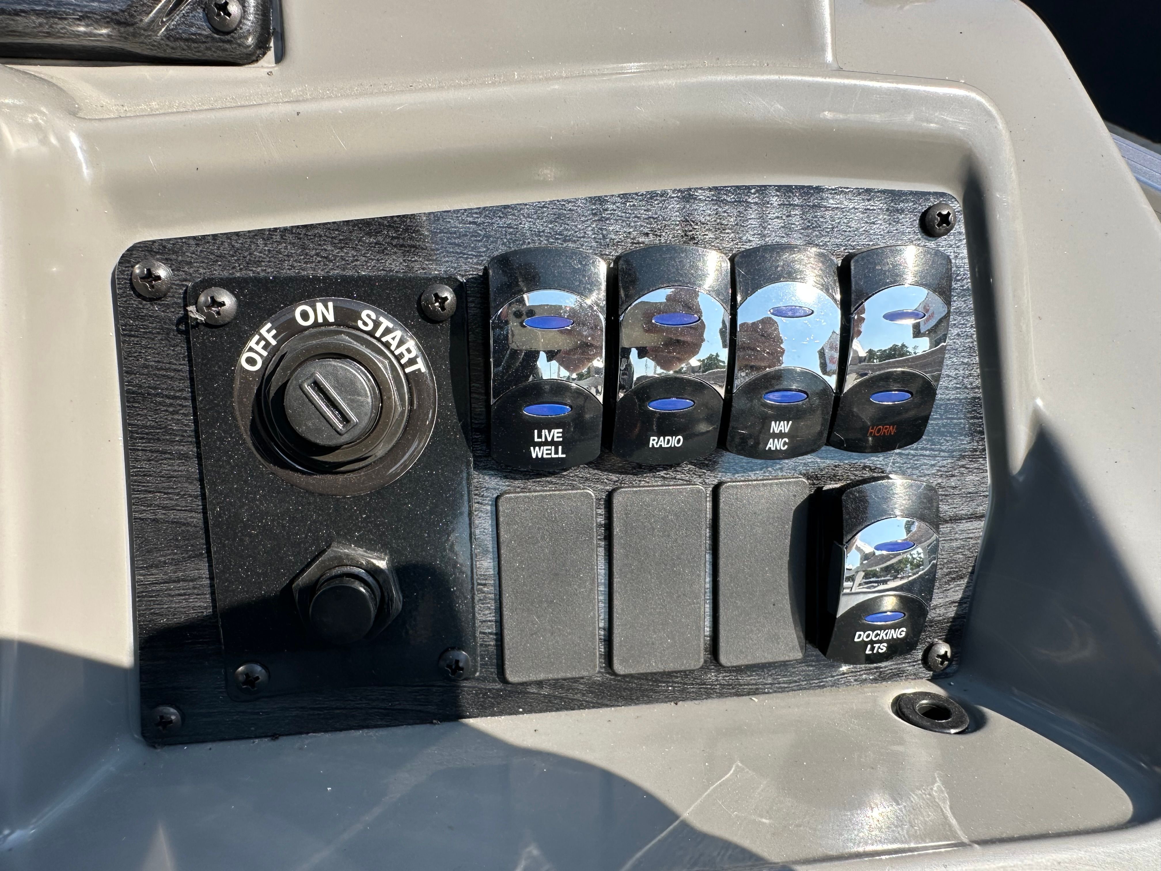 2025 Avalon Venture Rear Fish - 21' - 28