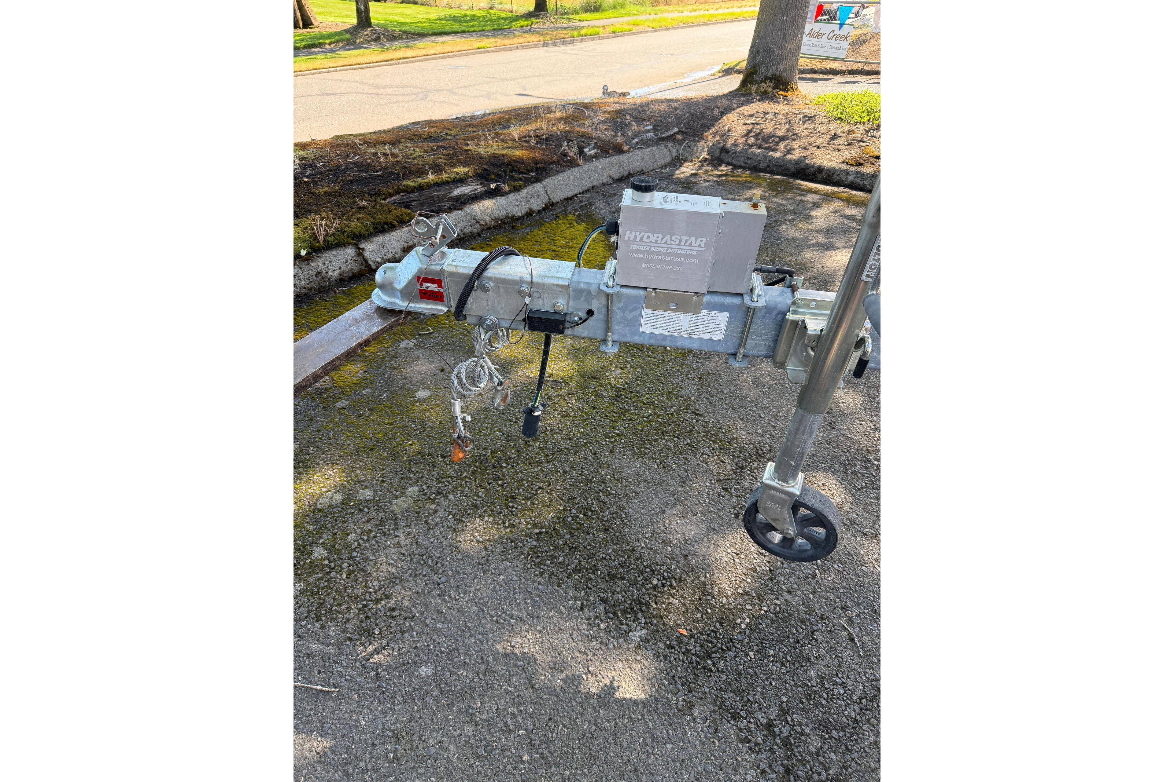 Trailer hitch with Hydrastar brake actuator for 2004 Sea Ray 240 Sundancer boat.
