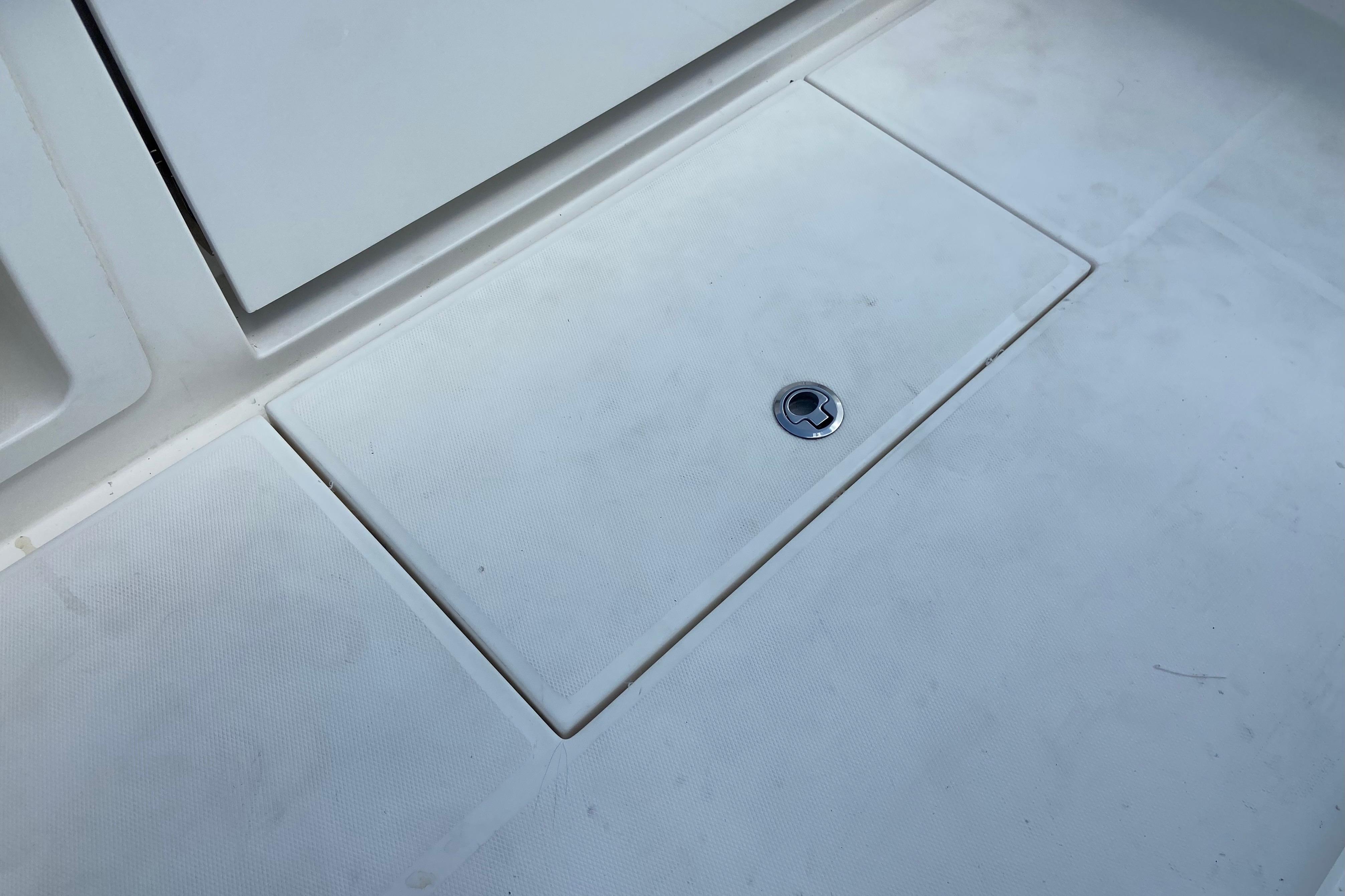 Deck hatch on a 2021 Regulator 28 boat, featuring a sleek, clean design.