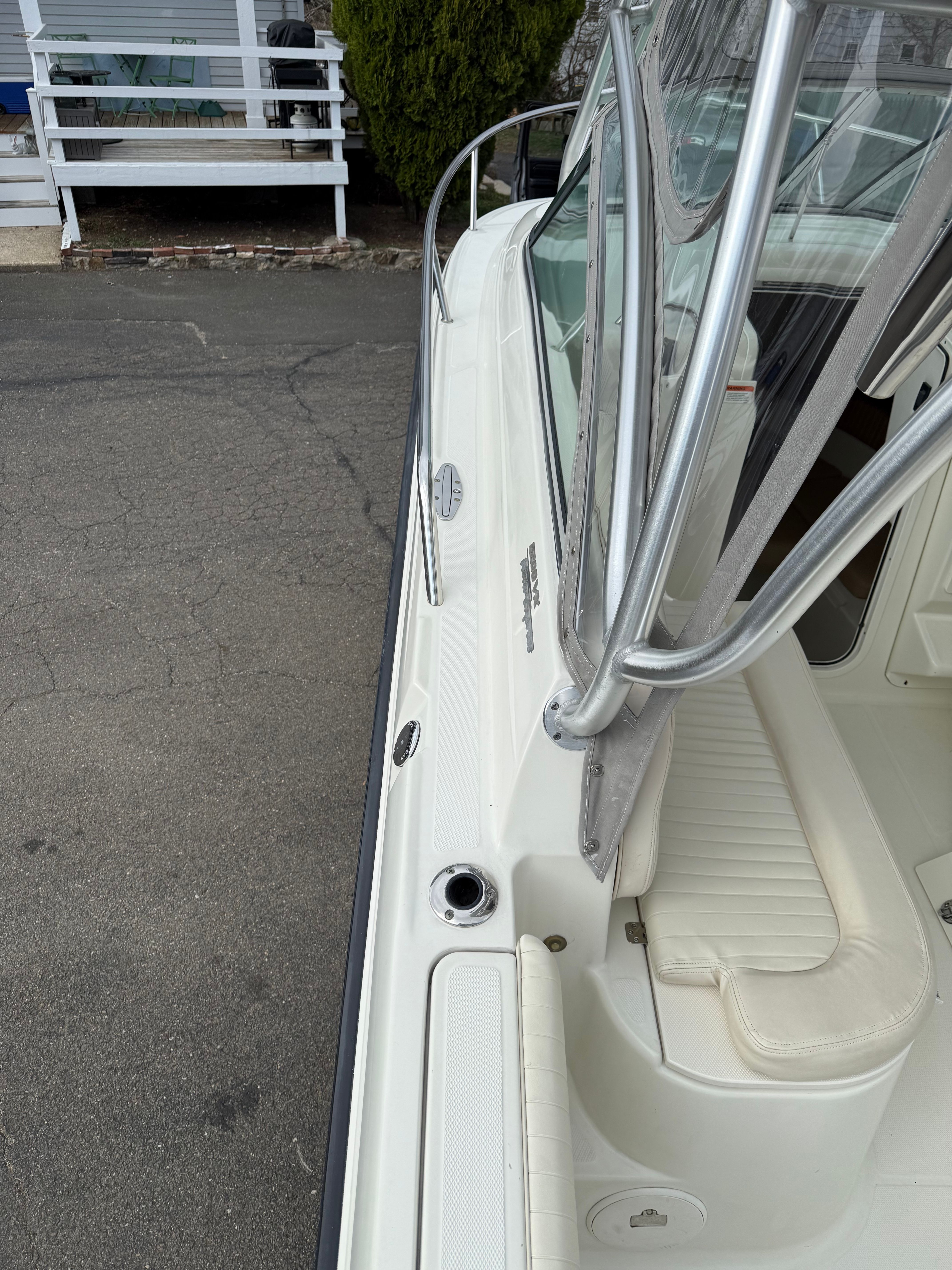 2008 Hydra-Sports Vector 2200 VX boat deck and seating area.
