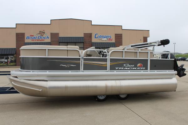 2025 Sun Tracker Party Barge 18 DLX