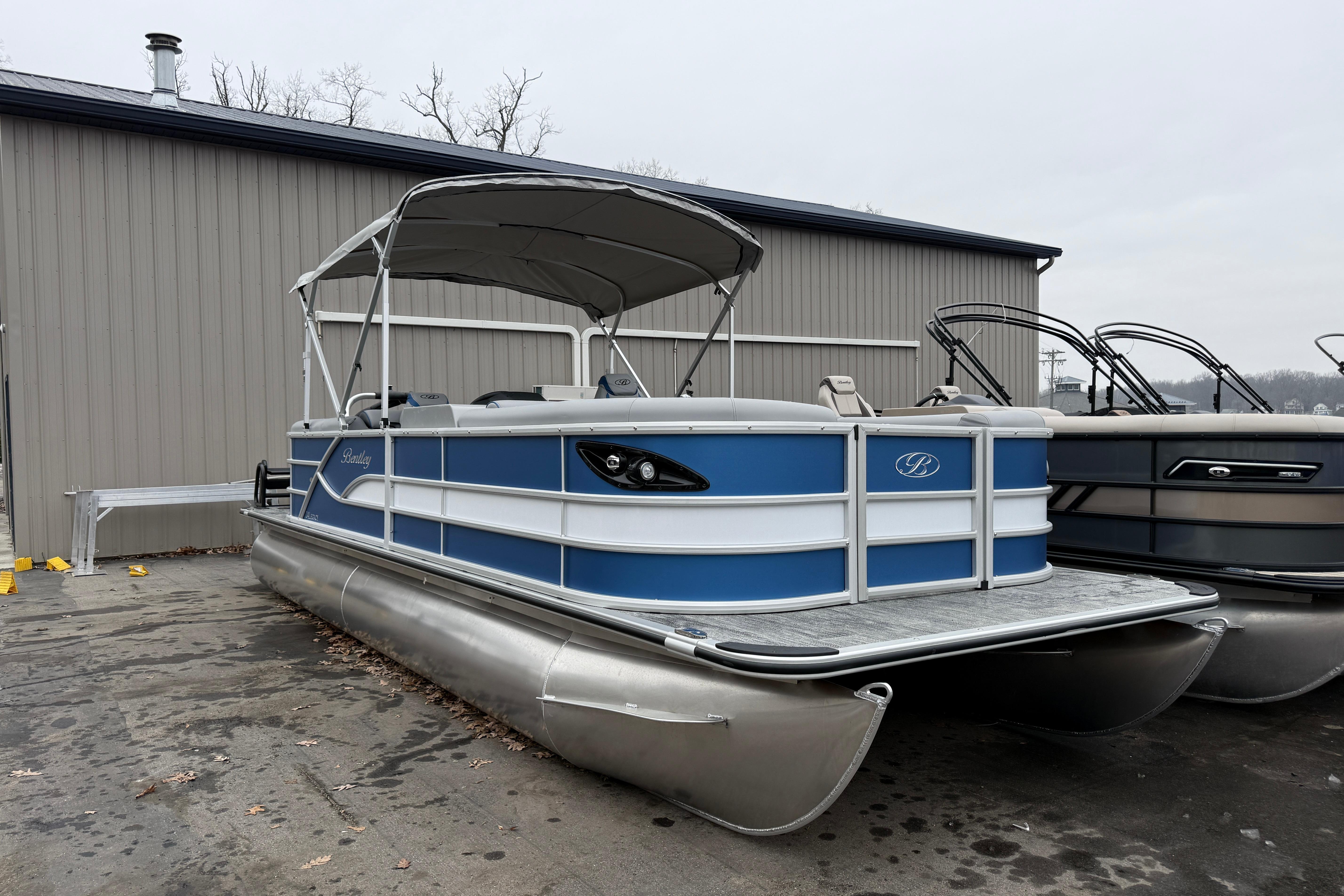 2026 Bentley Pontoons Legacy 240 Navigator Ext