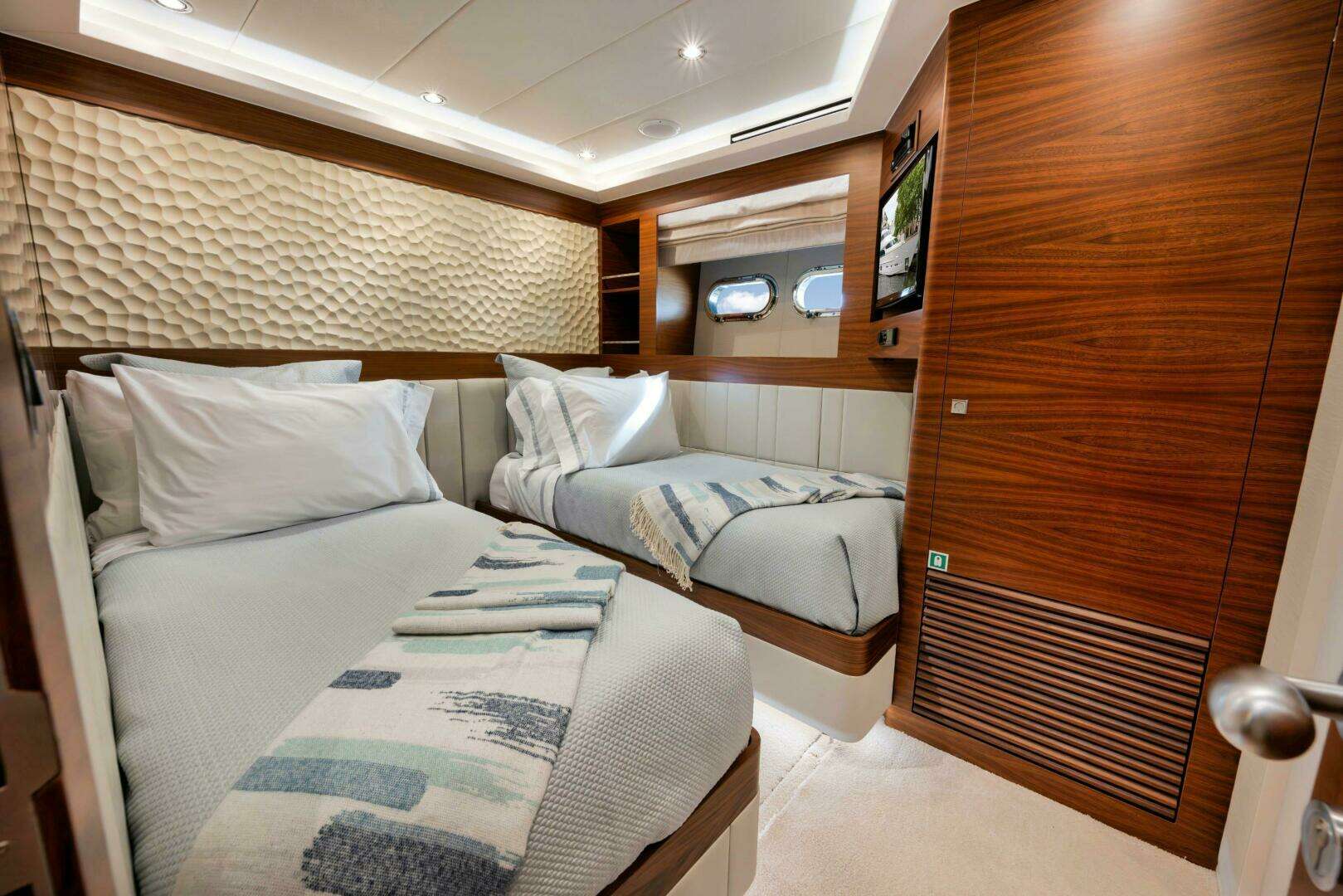 2012 Horizon P110 Tri-Deck - Image 26