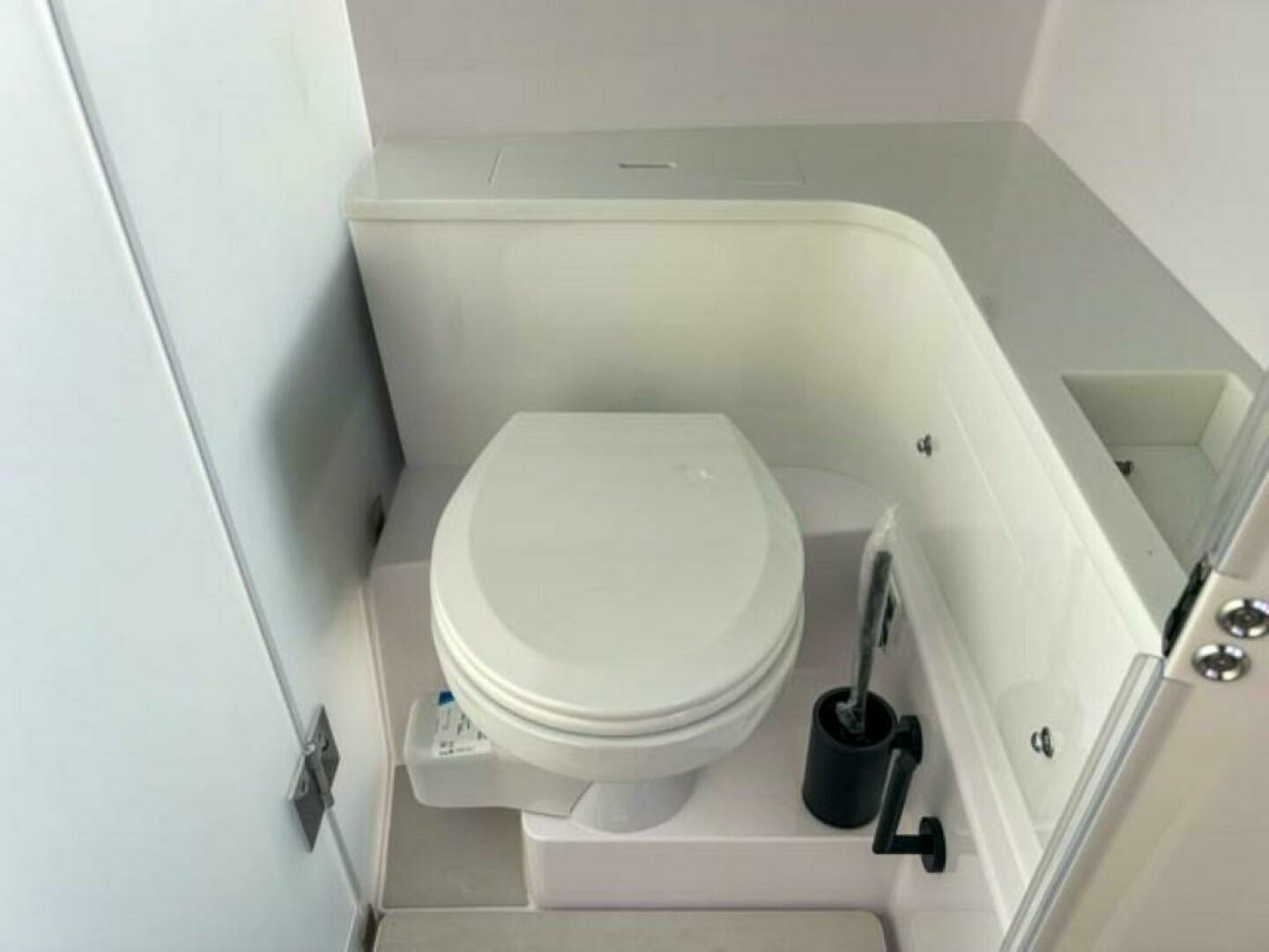 2024 Axopar 37XC CROSS CABIN - Image 17