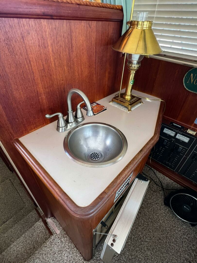 1987 Tollycraft 34 Sedan Sport - Image 31