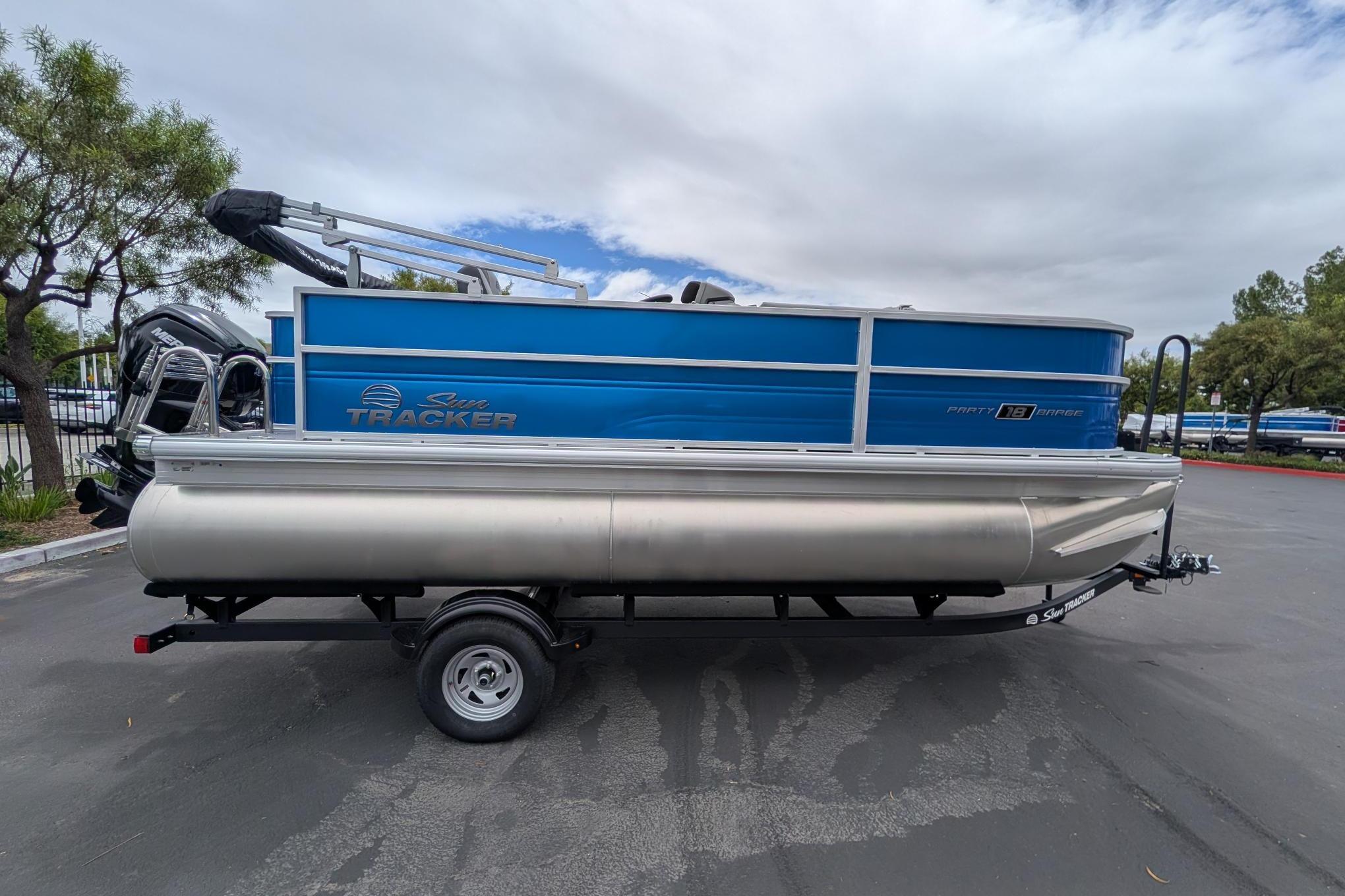 2026 Sun Tracker Party Barge 18 DLX