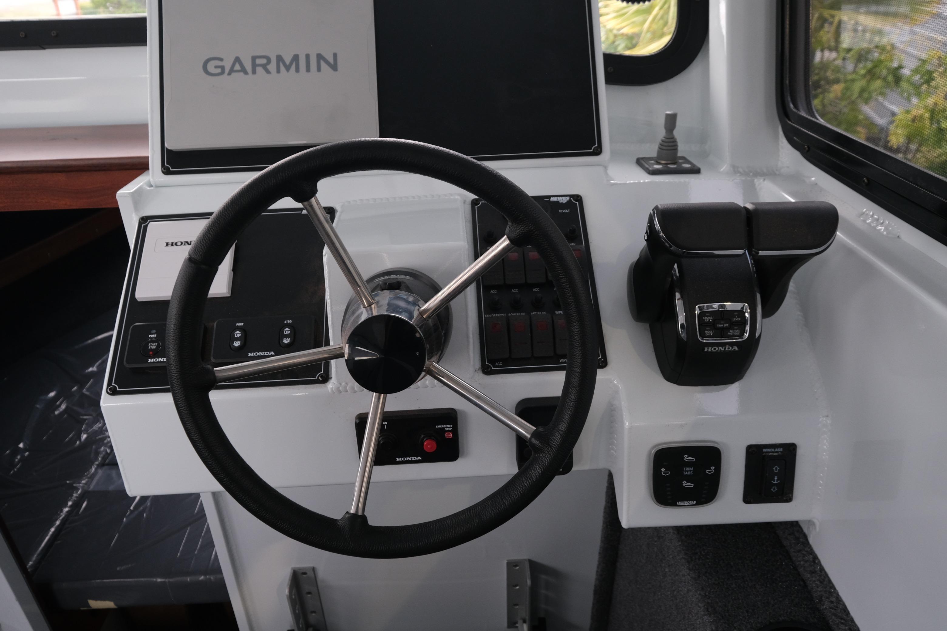 2026 Hewescraft 270 Pacific Explorer helm with Garmin navigation and Honda controls.
