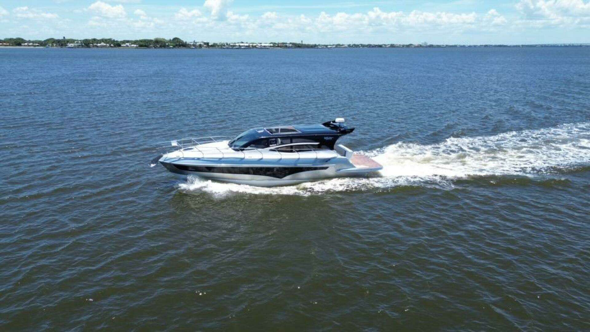 2025 Real 40 HT Luxury - Image 2