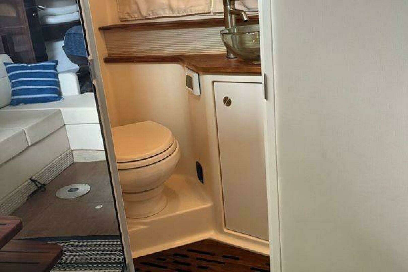 2017 Sea Ray Sundancer 350 - Image 19