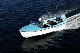 2025 Starcraft 57 SKI CHAMP boat cruising on open water.