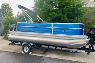 2026 Sun Tracker Party Barge 18 DLX