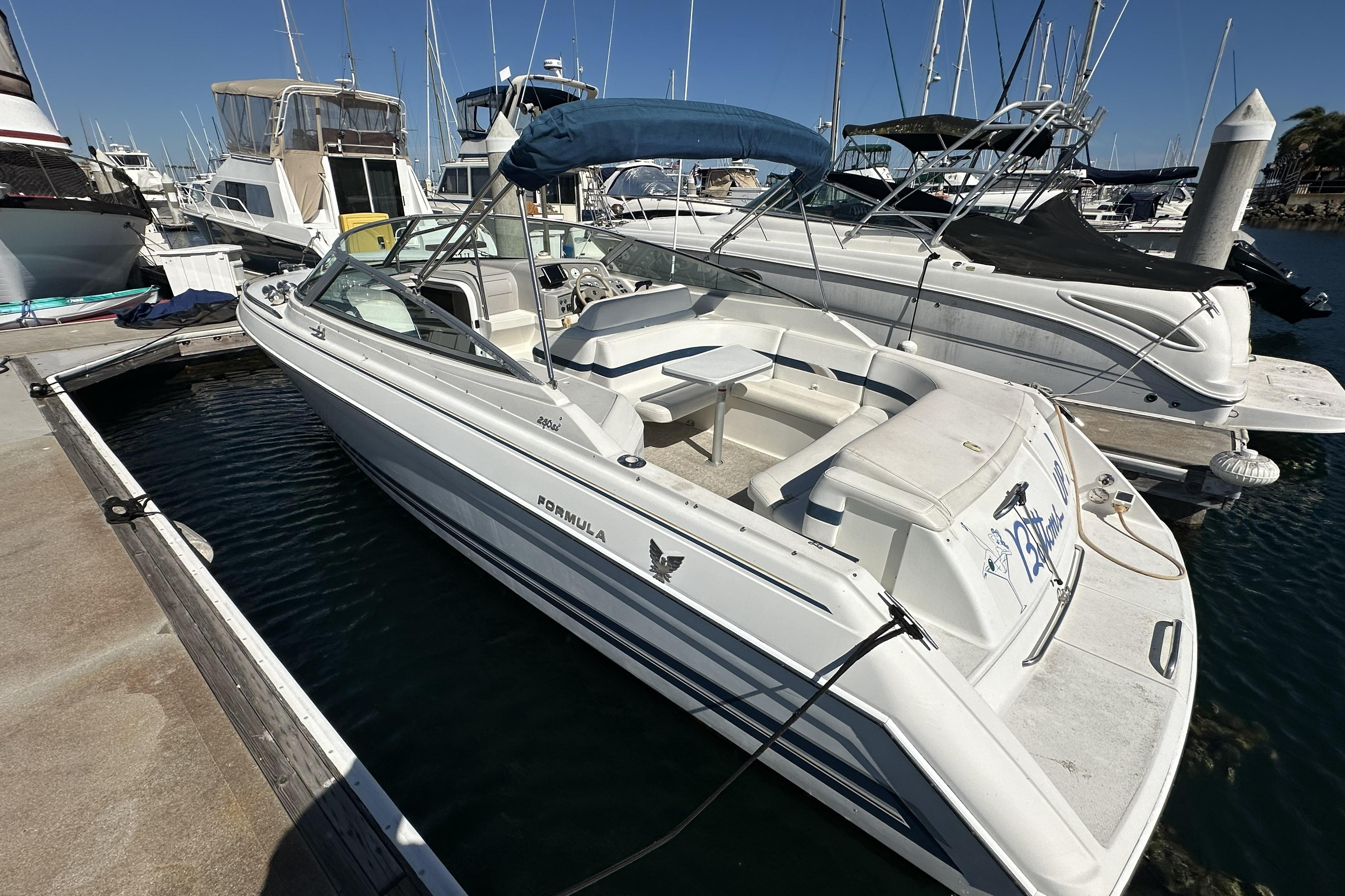 2000 Formula 280 Sun Sport boat docked at marina, surrounded by other vessels.