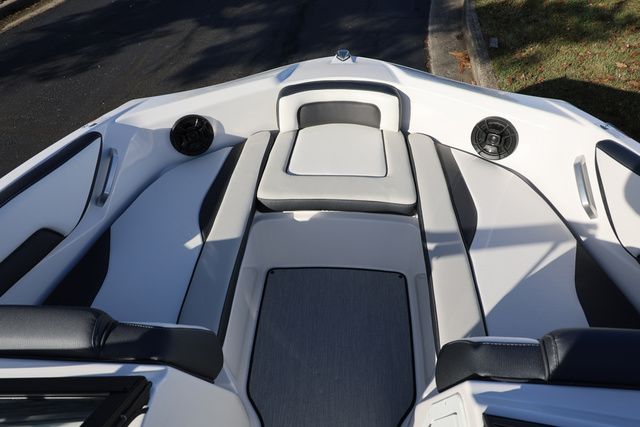 2026 Yamaha Boats AR 195 BOTH COLORS AVAILABLE - 16