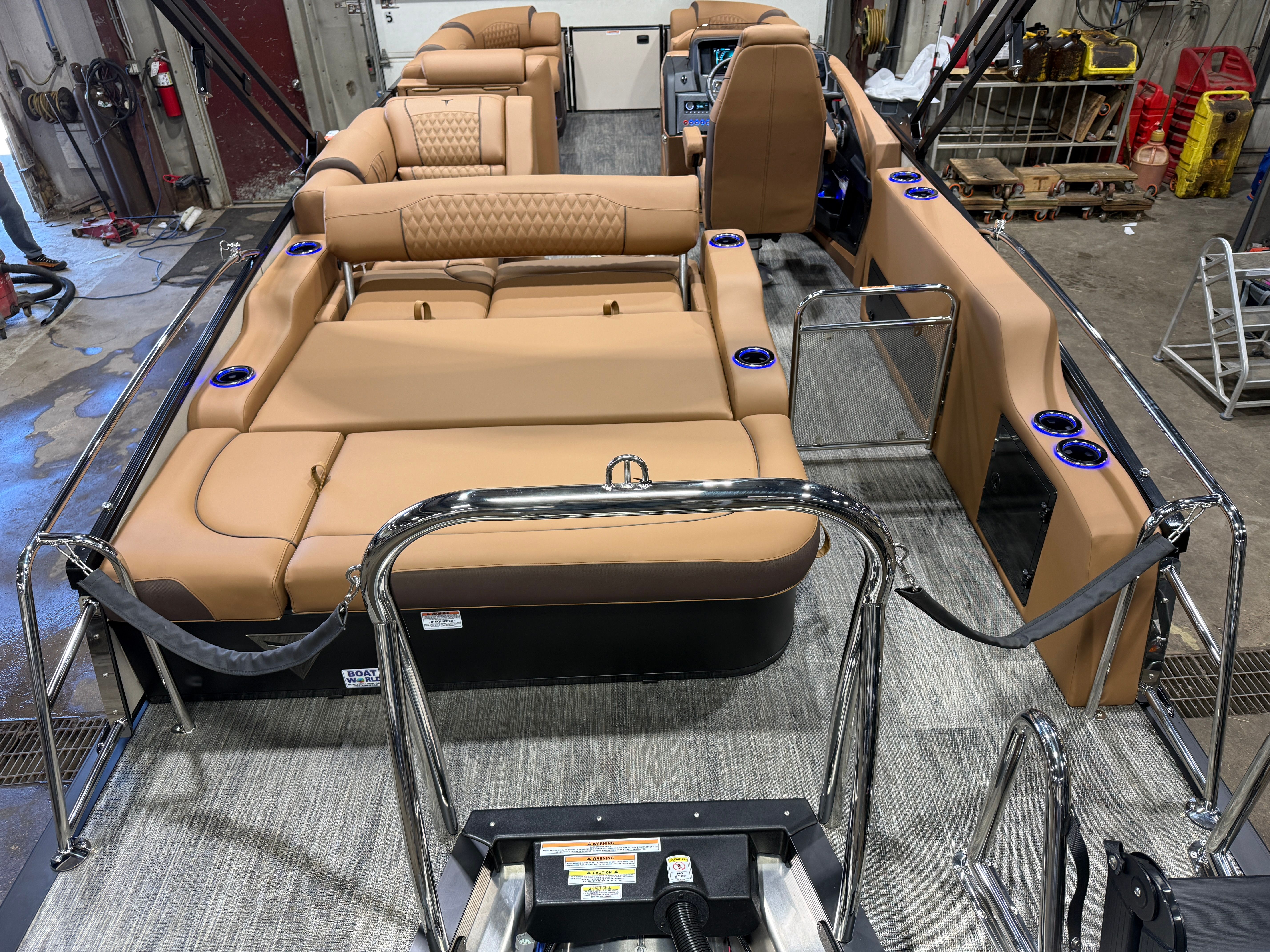 2026 Tahoe 2026 Tahoe Cascade 200HP VRB 2385 Swingback Tritoon