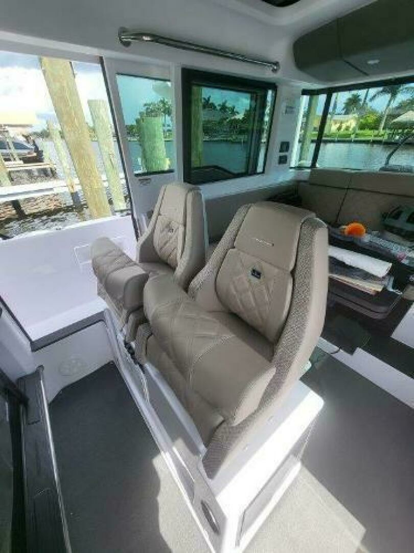 2024 Axopar 37 XC CROSS CABIN - Image 14