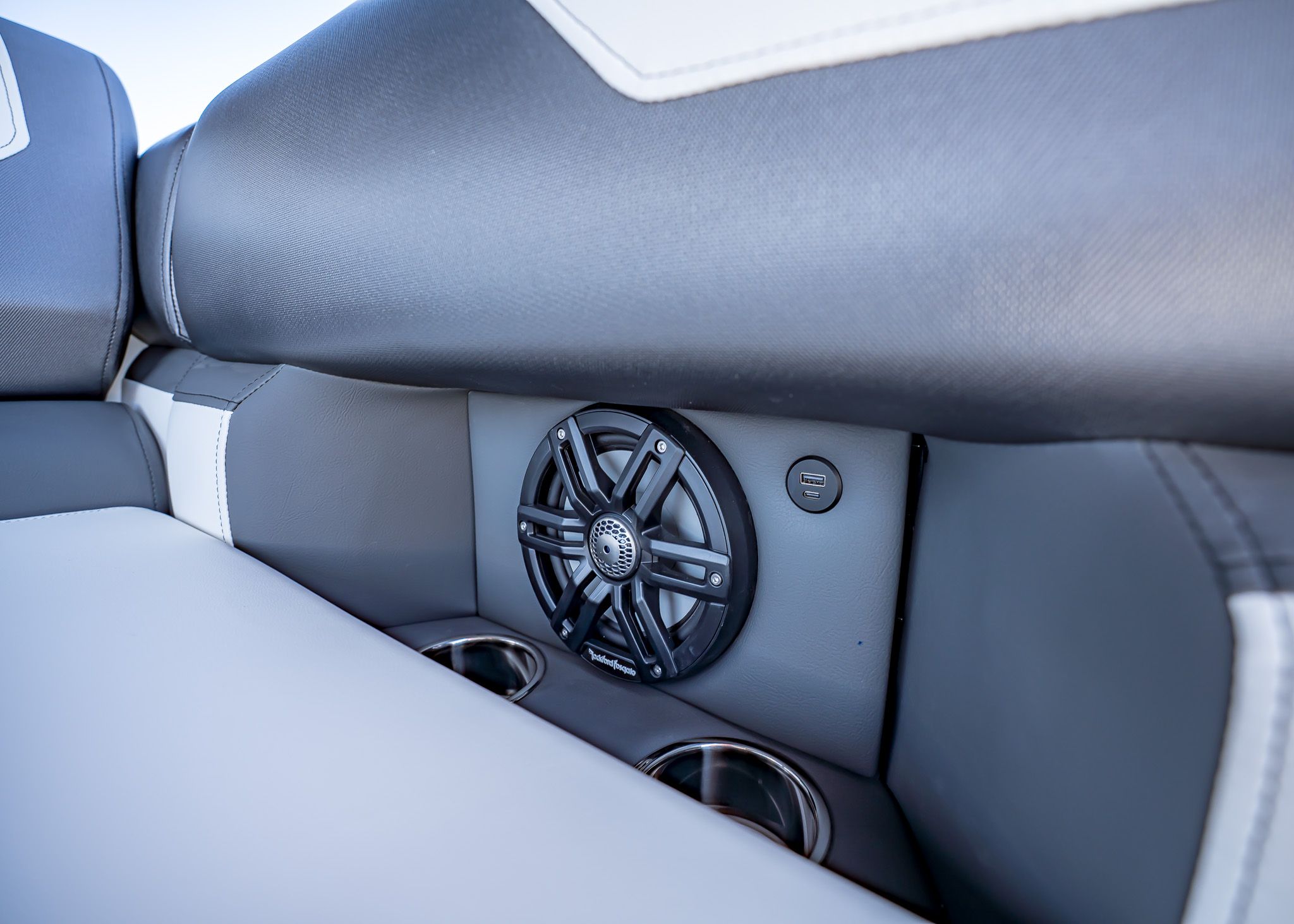 Speaker and USB port in Paradigm 266 SL SURF 2025 boat.