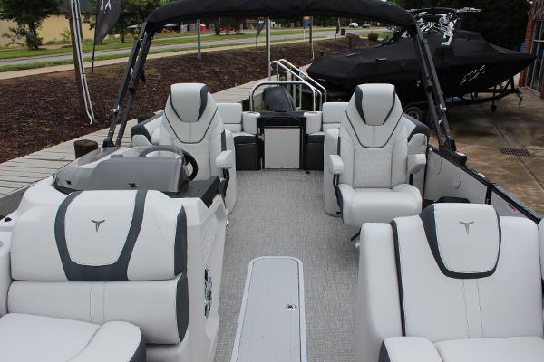 2025 Tahoe Pontoon Cascade Quad Lounger with luxurious seating and modern design.