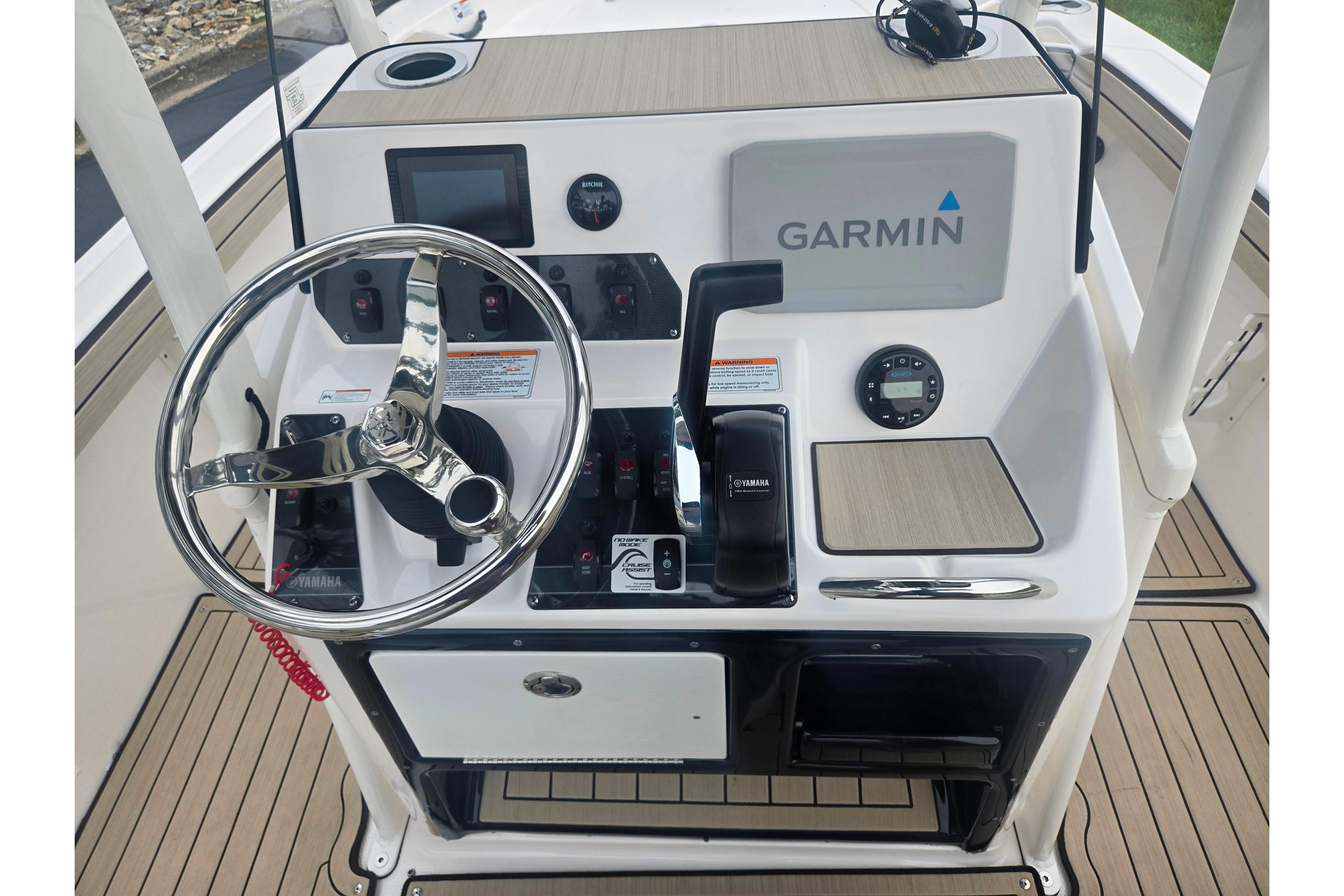 2022 Yamaha Boats 195 FSH Sport helm with Garmin navigation system and controls.