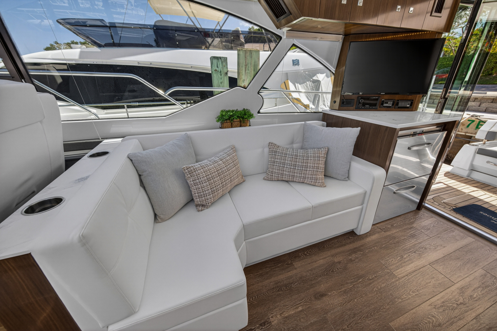 2023 Cruisers Yachts 50 CANTIUS - Image 45