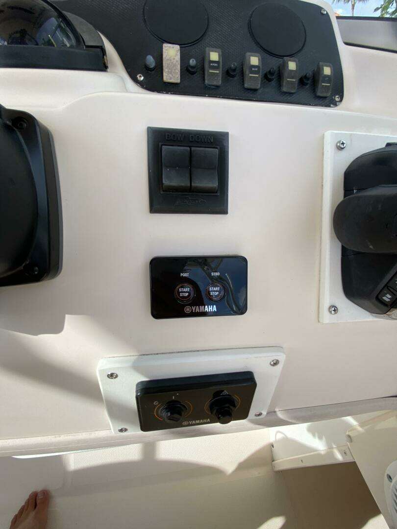 2005 Grady-White Marlin 300 - Image 6