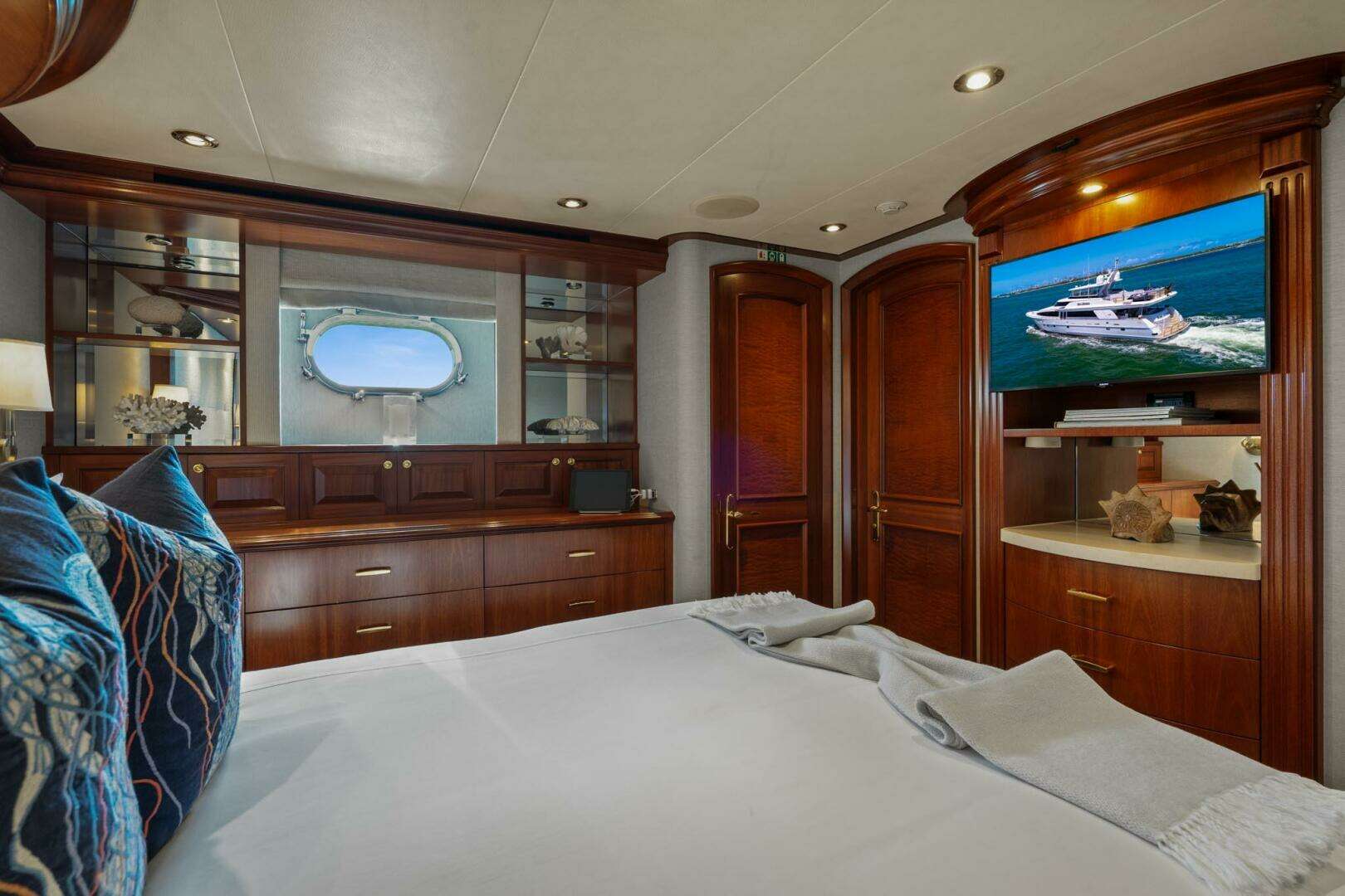 2004 Crescent Raised Pilothouse - Image 27