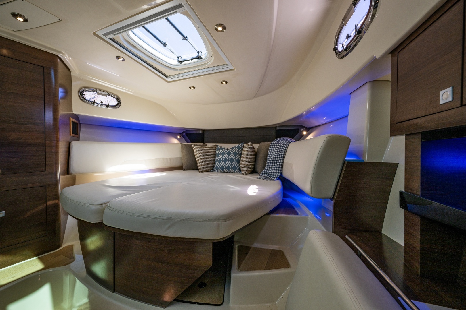 2019 Boston Whaler 345 Conquest - Image 18