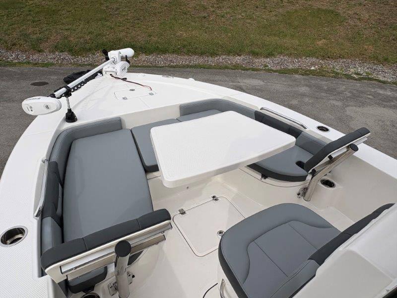 2025 Robalo 226 Cayman - 33