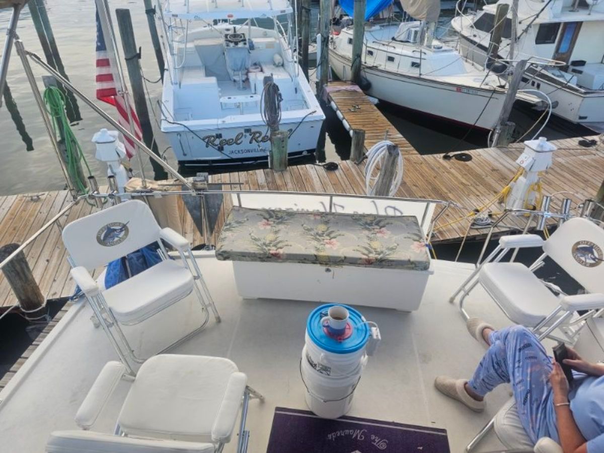1997 Carver 33 Aft - 4