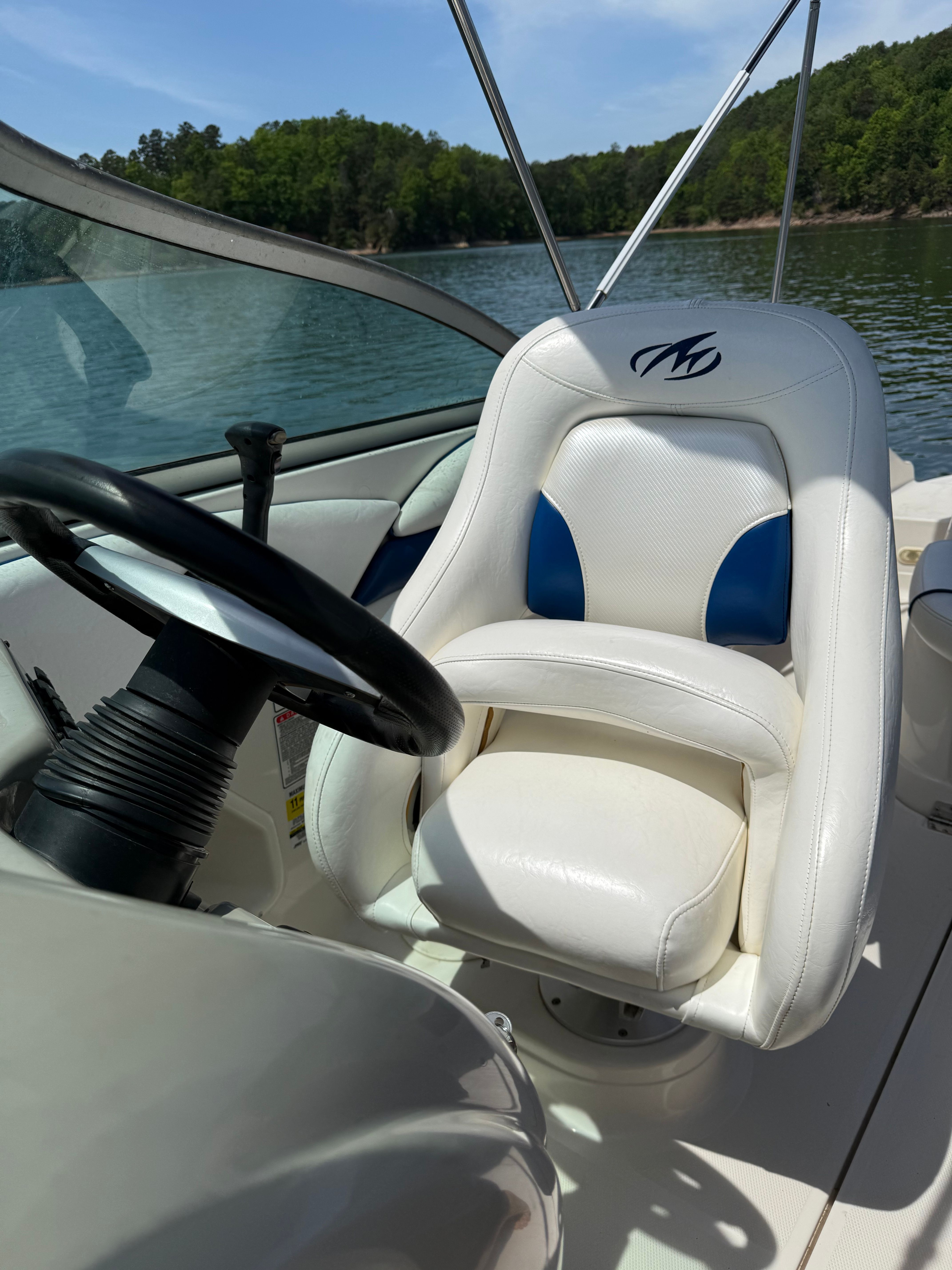 The image shows the helm of a 2005 Monterey 223 Explorer Sport with a white seat.