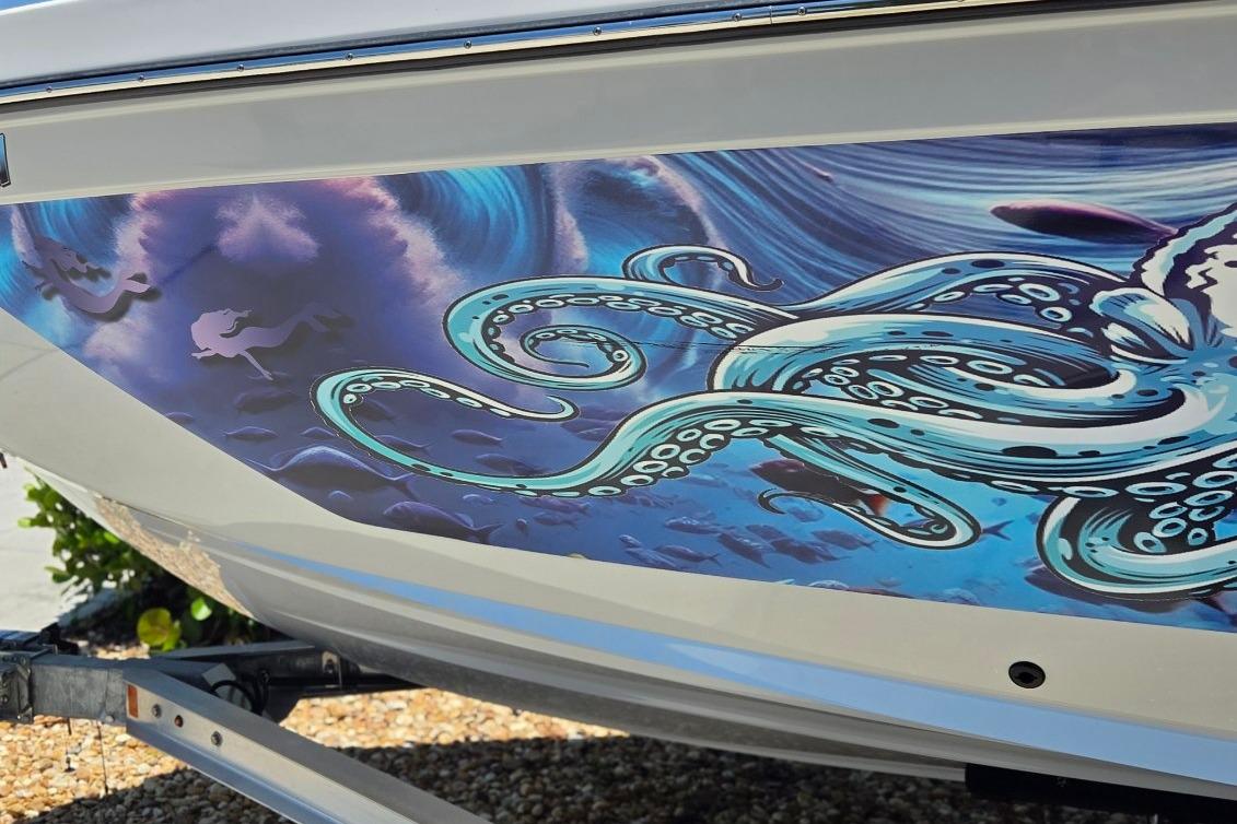 2024 Yamaha Boats 222 FSH Sport E with vibrant octopus-themed hull artwork.