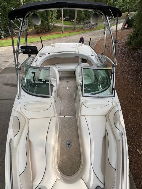 2007 Rinker 226 Captiva Bowrider with open cockpit and beige seating.