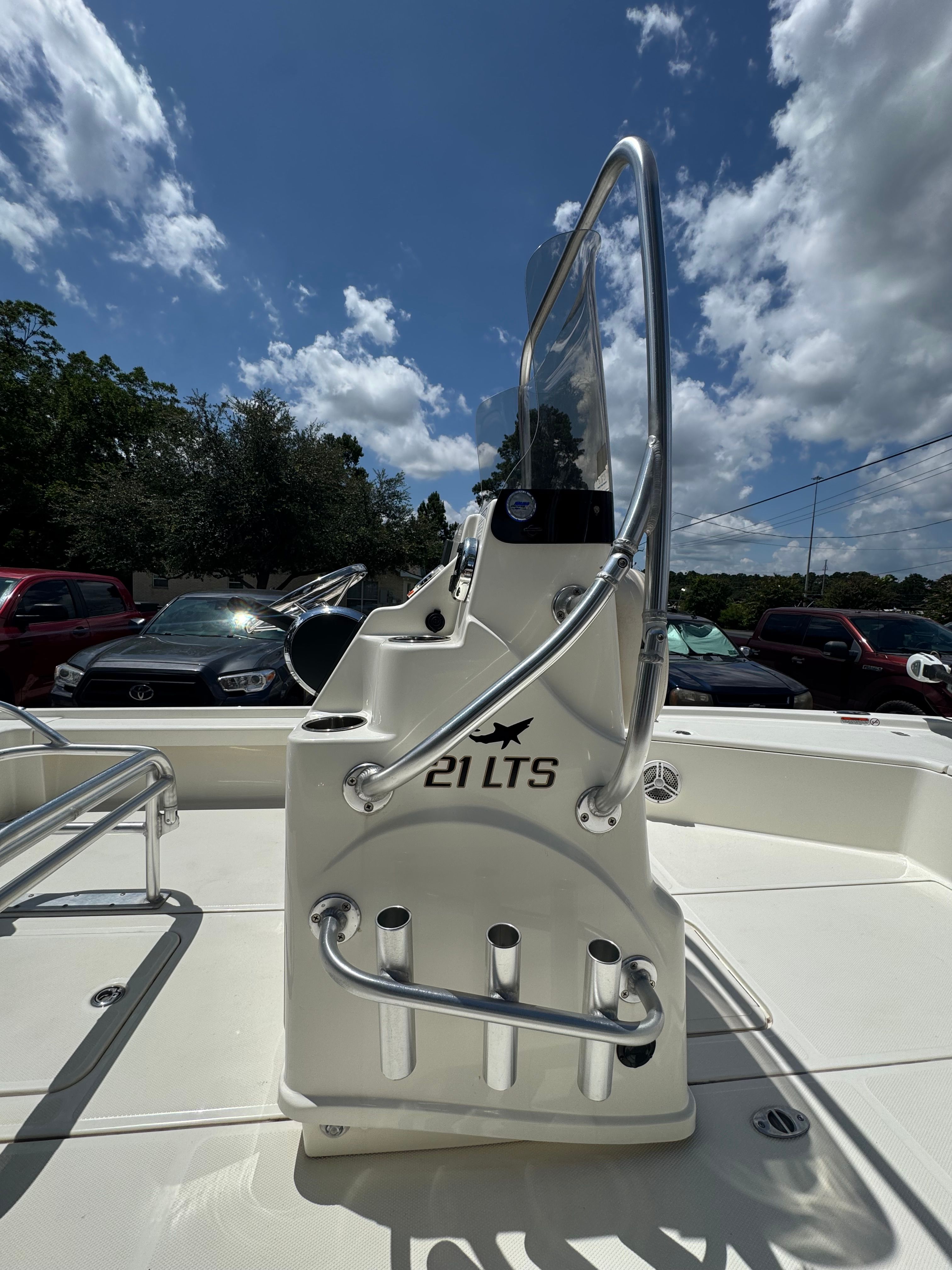 2014 Mako 21 LTS boat with console under blue sky.