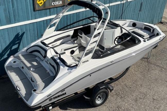 2026 Yamaha Boats 195S on trailer, sleek design, white exterior, modern interior.
