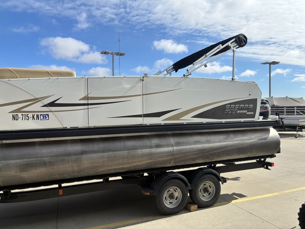2015 Larson Escape 2200 RT - 6