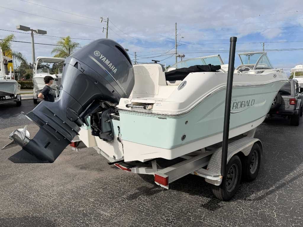 2019 Robalo R207 Dual Console - 9