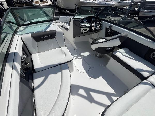 2018 Bryant Speranza boat interior with sleek seating and modern dashboard design.