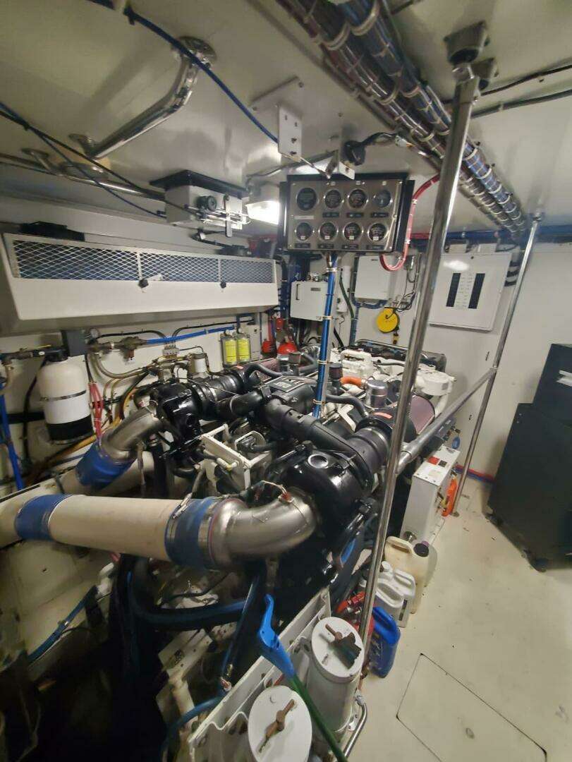 2000 Hatteras 75 Sport Deck - Image 23