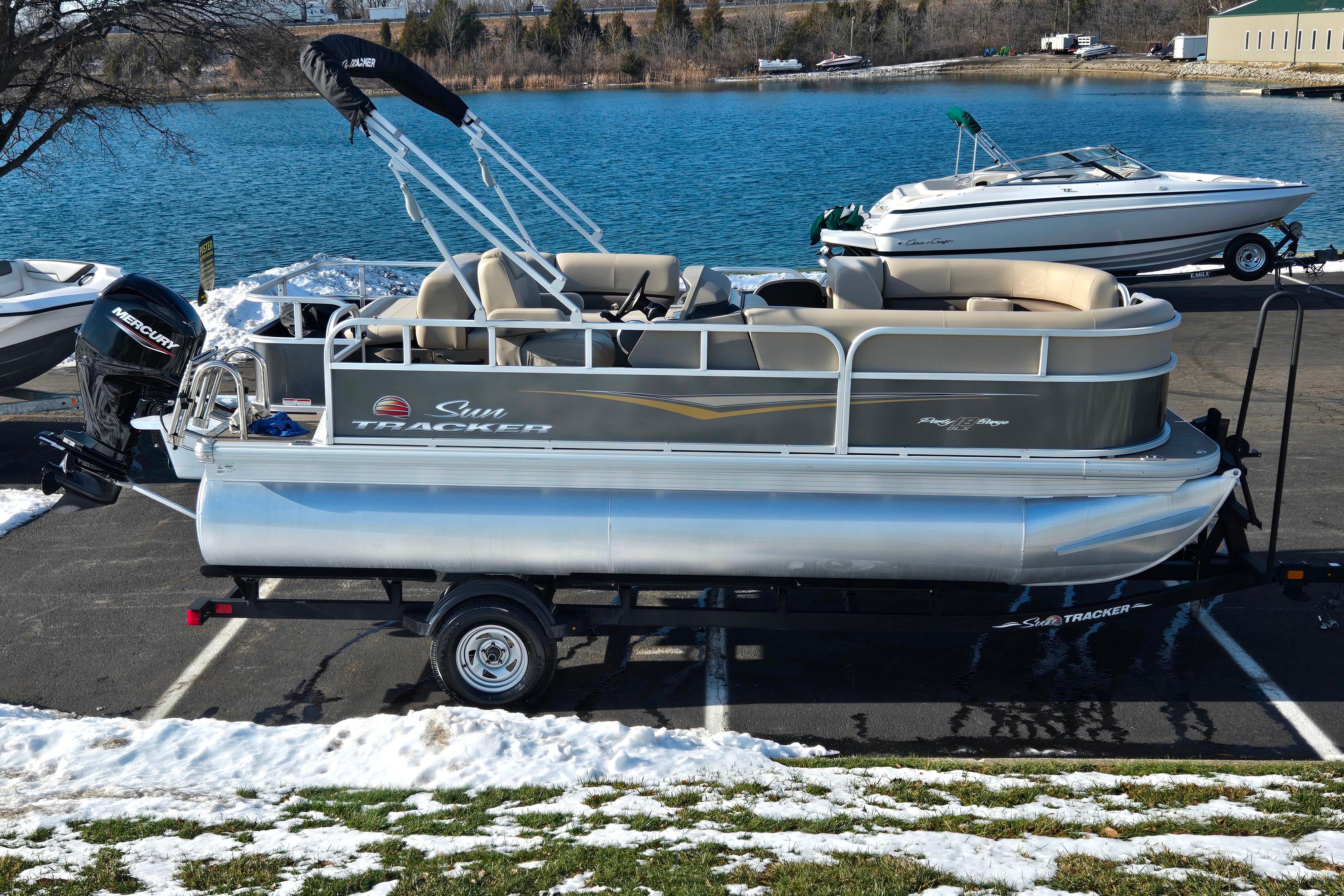 2025 Sun Tracker Party Barge 18 DLX
