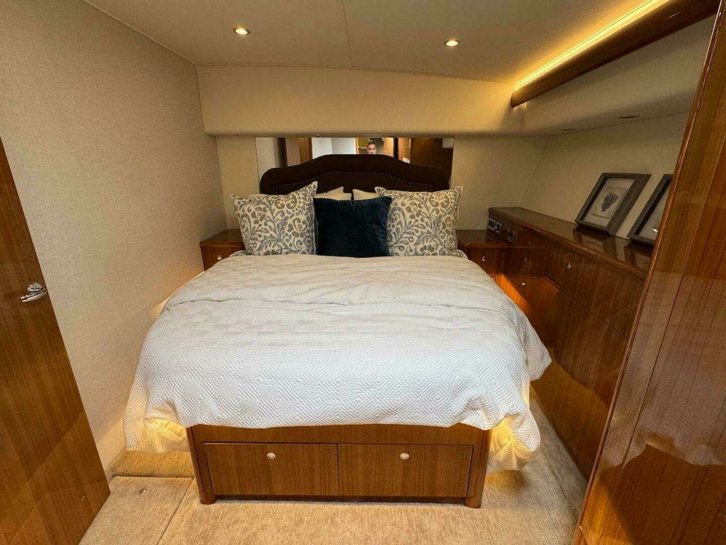 2007 Viking 52 Convertible - Image 16