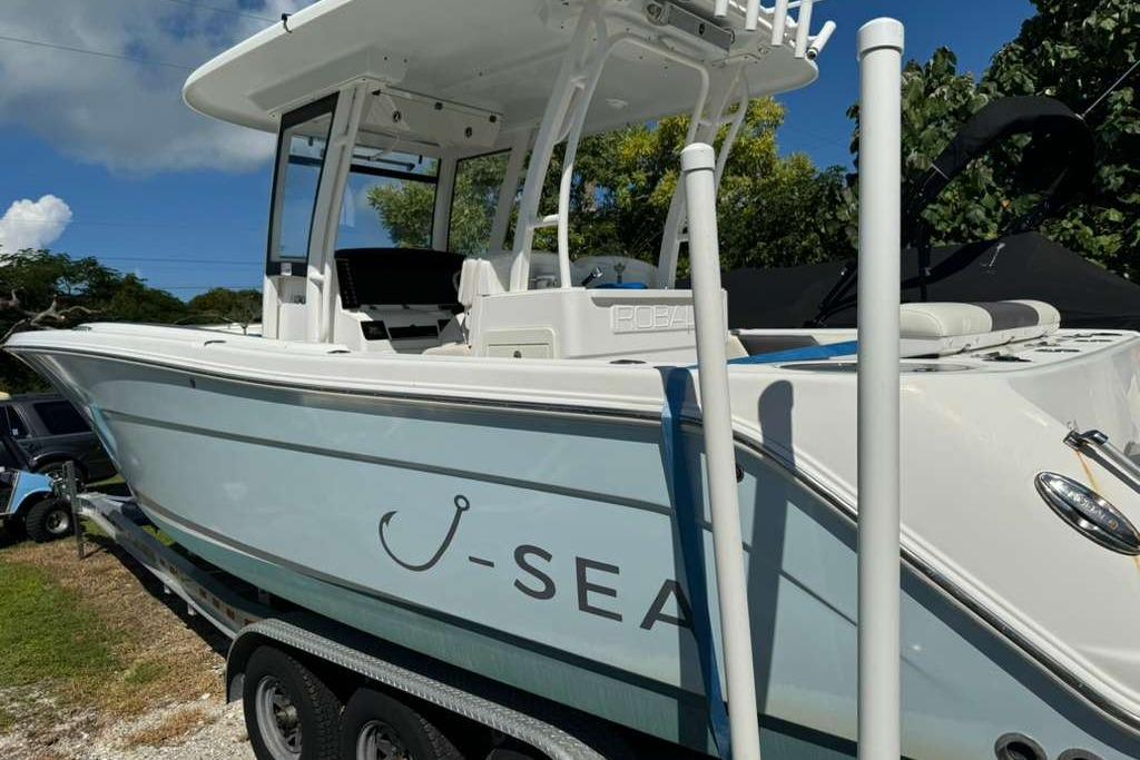2017 Robalo R302 Center Console boat on trailer, side view with clear sky background.